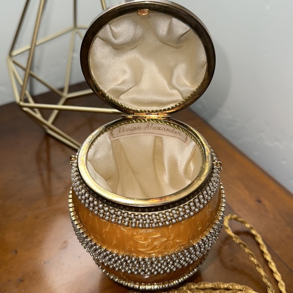 Authentic Vivian Alexander Egg Purse. Like New condition. Pearl detail. - Picture 3 of 6